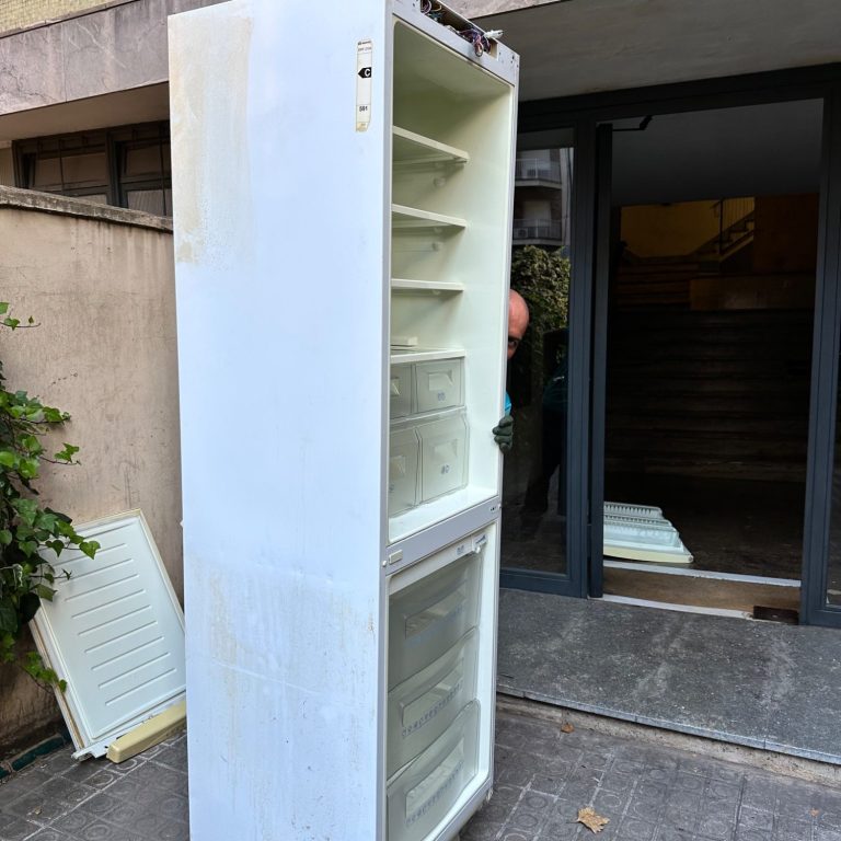 Recogemos y reciclamos tus electrodomésticos usados de forma responsable Recogida de electrodomésticos viejos en Barcelona, neveras, lavadoras y frigorifico