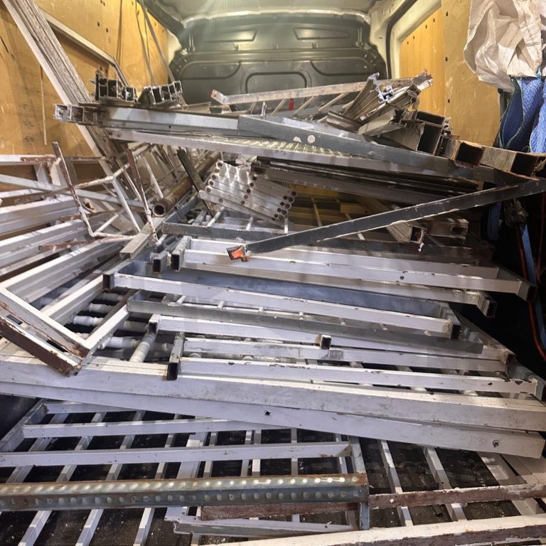 Reciclamos tu chatarra y metales de forma segura y sostenible Recogida de chatarra y metales viejos en Barcelona por LoTiramos.com