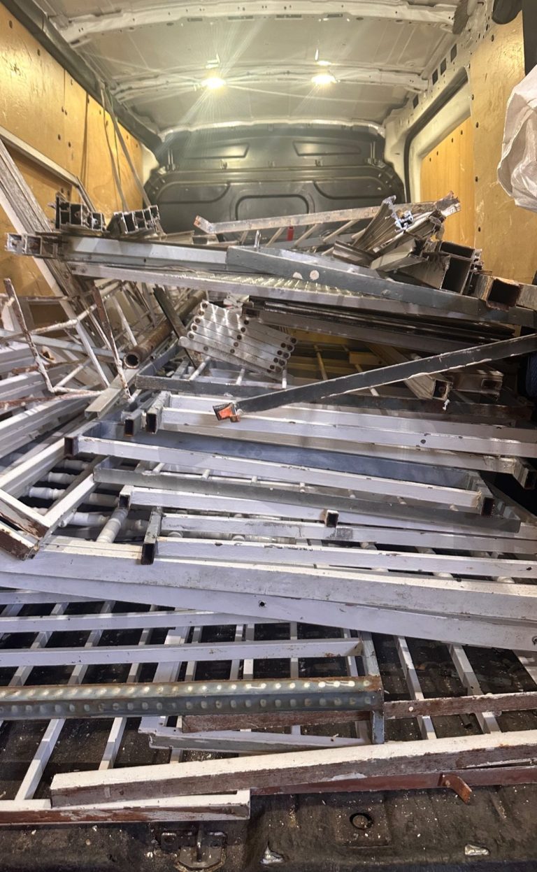 Reciclamos tu chatarra y metales de forma segura y sostenible Recogida de chatarra y metales viejos en Barcelona por LoTiramos.com